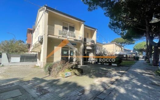 LN51 – Affittasi Negozio con Doppia Vetrina e dehor privato nel cuore di Punta Marina