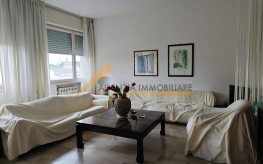 A023 – Centro storico ampio appartamento luminoso